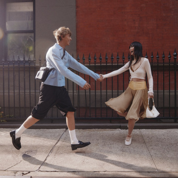 Mladý pár oblečený ve značce GANT.