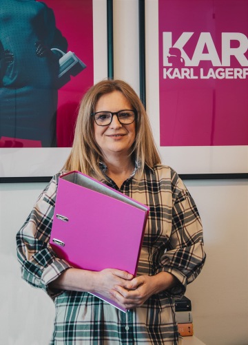 Imageová fotka muže v bílé košili hledícího do dálky sedícího ve člunu na moři s horizontem v pozadí