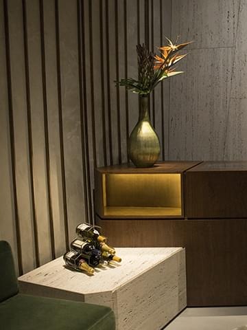 Imageová fotka prostoru Vermont Lounge, květina, konferenční stolek