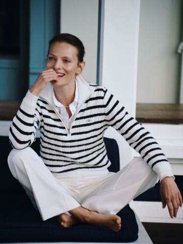 Imageová fotka pro značku Gant, Muž sedící na pobřeží hledící do dálky