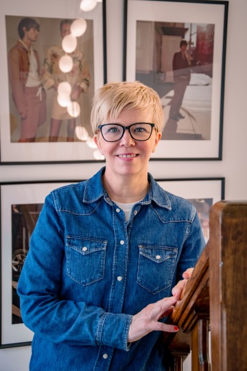 Imageová fotka muže v bílé košili hledícího do dálky sedícího ve člunu na moři s horizontem v pozadí