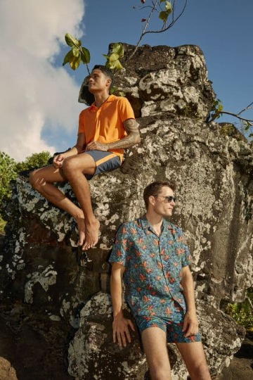 Mladý pár oblečený ve značce GANT.